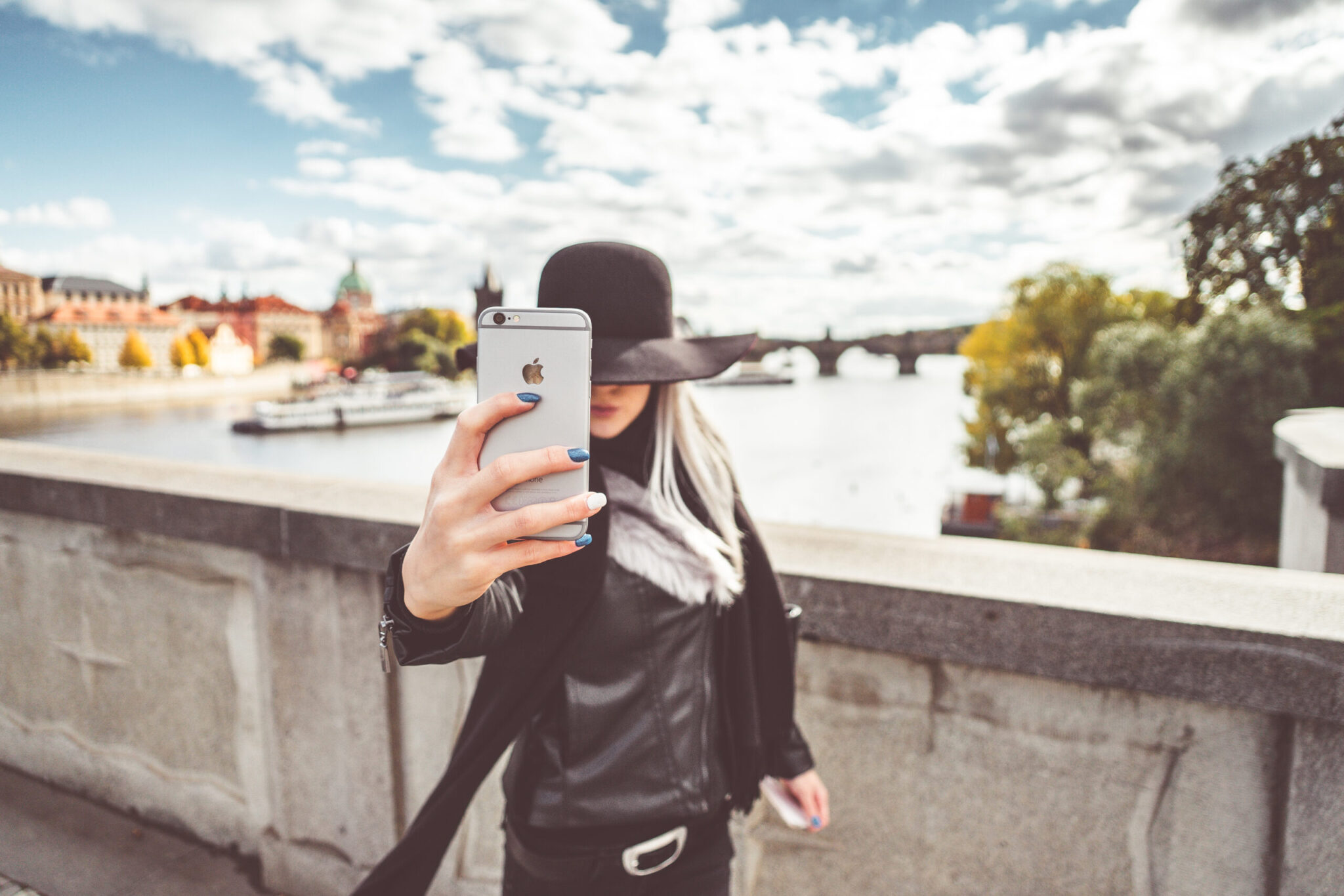 Dependența de noile tehnologii ne tulbură mintea – dependența de telefon. Ce ne facem?